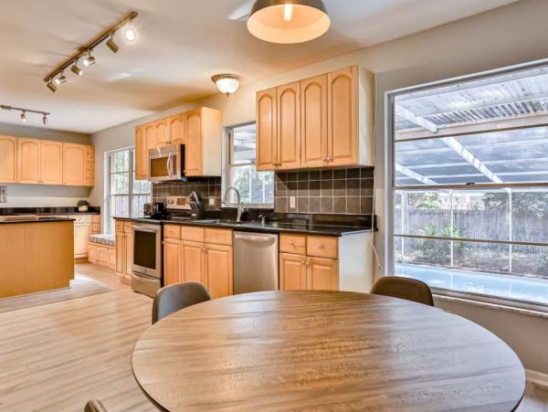 Gorgeous 4 Bedroom Vacation Pool Home in Seminole