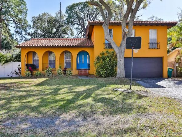 Gorgeous 4 Bedroom Vacation Pool Home in Seminole