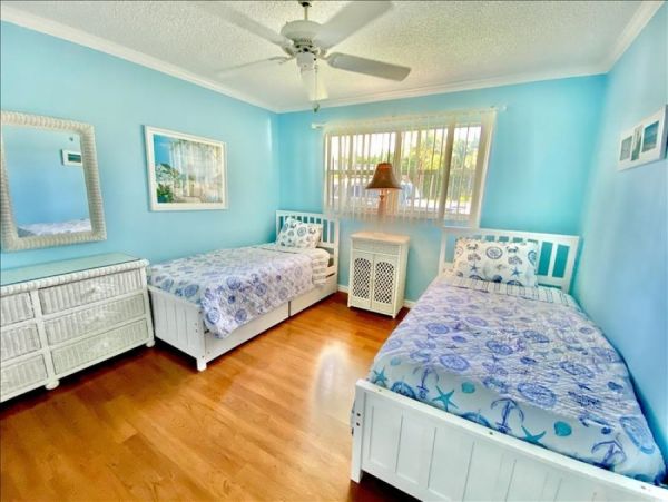 Charming Two Bedroom Condo in Longboat Key Sleeps Six Guests