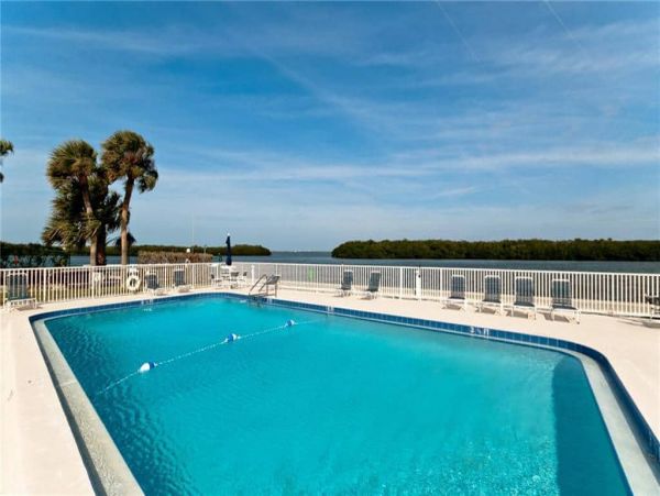 Charming Two Bedroom Condo in Longboat Key Sleeps Six Guests