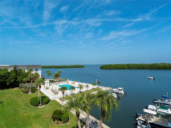 Charming Two Bedroom Condo in Longboat Key Sleeps Six Guests