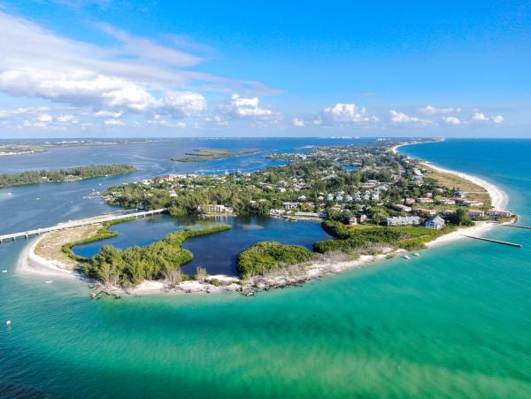 Charming Two Bedroom Condo in Longboat Key Sleeps Six Guests