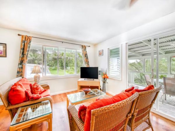 Charming Pool Vacation Home in Keaau Sleeps 8 Guests