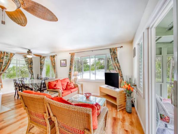 Charming Pool Vacation Home in Keaau Sleeps 8 Guests