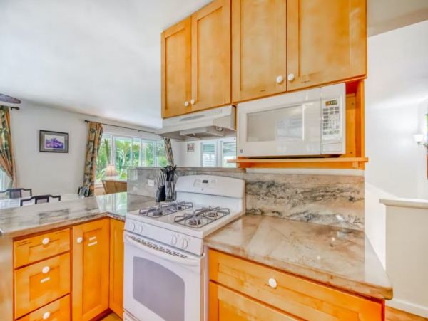 Charming Pool Vacation Home in Keaau Sleeps 8 Guests