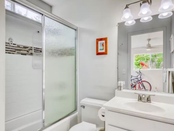 Charming Pool Vacation Home in Keaau Sleeps 8 Guests
