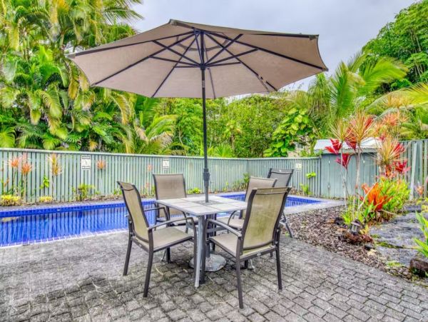 Charming Pool Vacation Home in Keaau Sleeps 8 Guests
