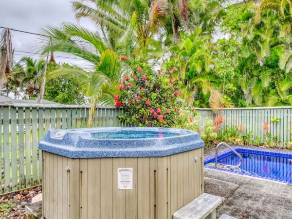 Charming Pool Vacation Home in Keaau Sleeps 8 Guests