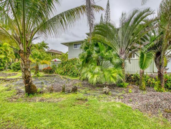 Charming Pool Vacation Home in Keaau Sleeps 8 Guests