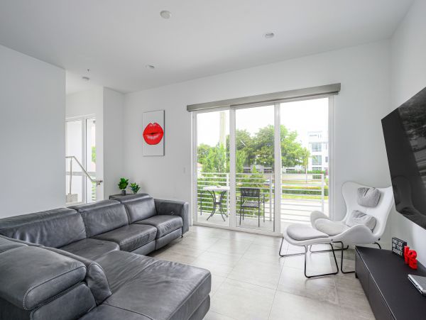 Amazing 3 min walk Pompano Beach Townhome