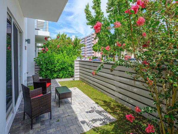 Amazing 3 min walk Pompano Beach Townhome