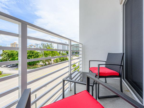 Amazing 3 min walk Pompano Beach Townhome
