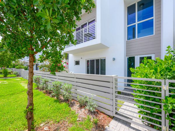 Amazing 3 min walk Pompano Beach Townhome