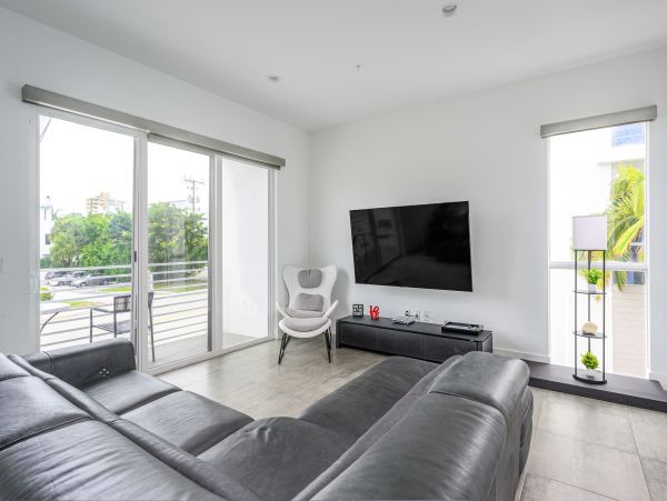 Amazing 3 min walk Pompano Beach Townhome