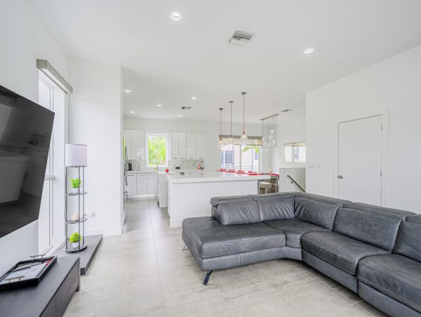 Amazing 3 min walk Pompano Beach Townhome