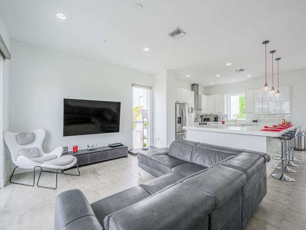Amazing 3 min walk Pompano Beach Townhome