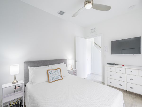 Amazing 3 min walk Pompano Beach Townhome