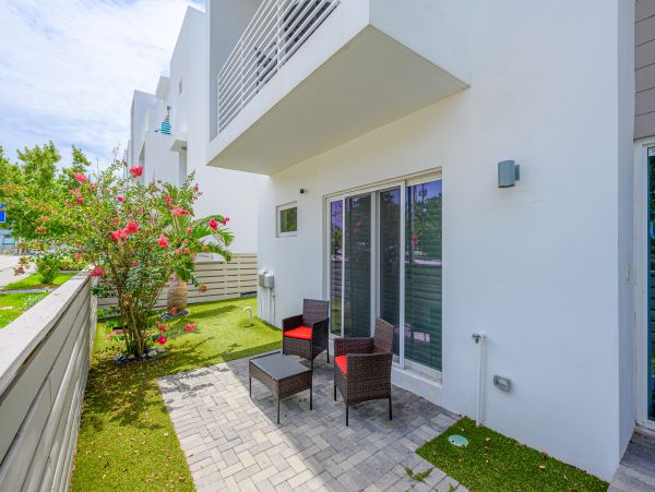 Amazing 3 min walk Pompano Beach Townhome
