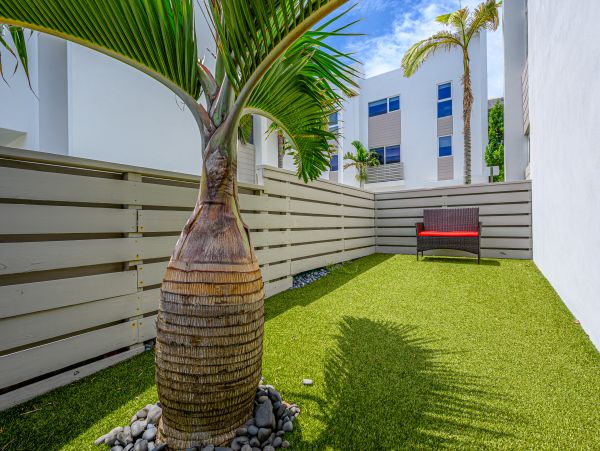 Amazing 3 min walk Pompano Beach Townhome