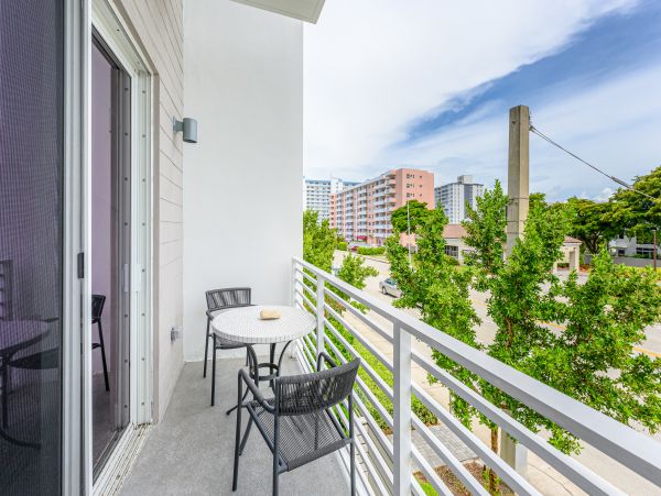 Amazing 3 min walk Pompano Beach Townhome