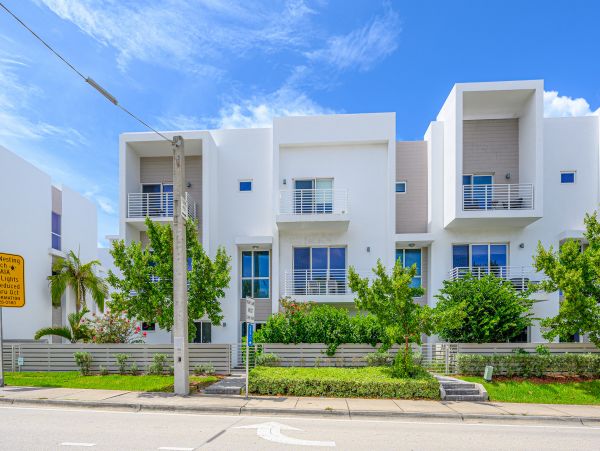 Amazing 3 min walk Pompano Beach Townhome