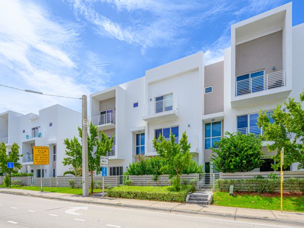 Amazing 3 min walk Pompano Beach Townhome