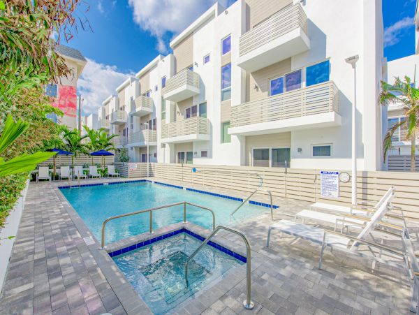 Amazing 3 min walk Pompano Beach Townhome
