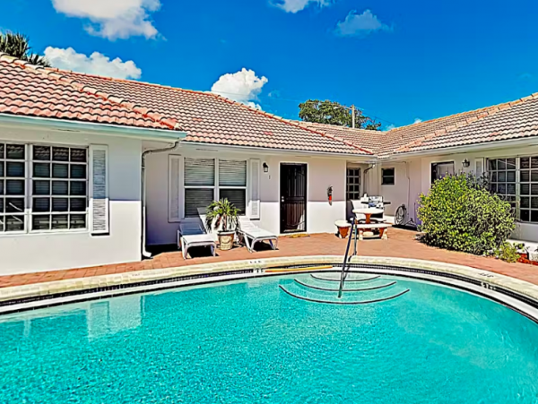 Coastal Apartment with pool and patio, close to beach.