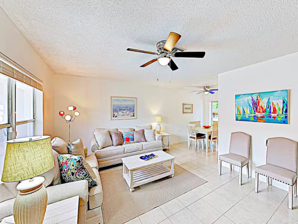 Coastal Apartment with pool and patio, close to beach.