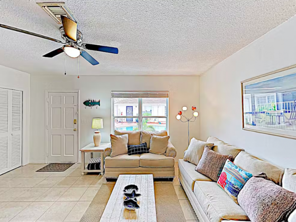 Coastal Apartment with pool and patio, close to beach.