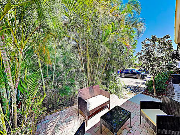 Coastal Apartment with pool and patio, close to beach.