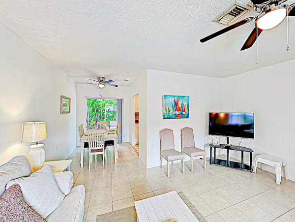 Coastal Apartment with pool and patio, close to beach.