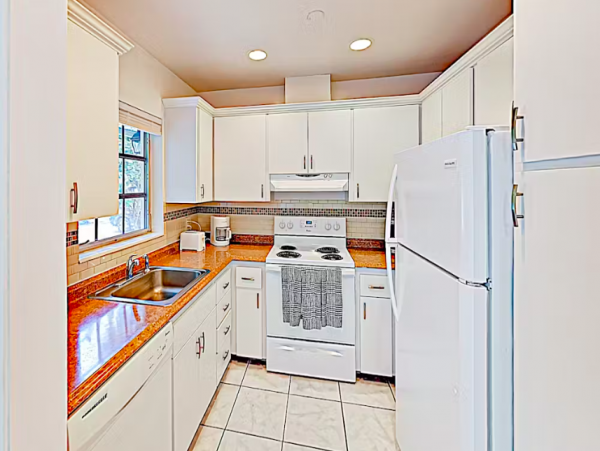 Coastal Apartment with pool and patio, close to beach.