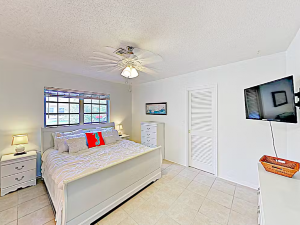 Coastal Apartment with pool and patio, close to beach.