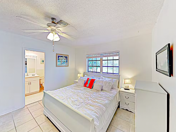 Coastal Apartment with pool and patio, close to beach.
