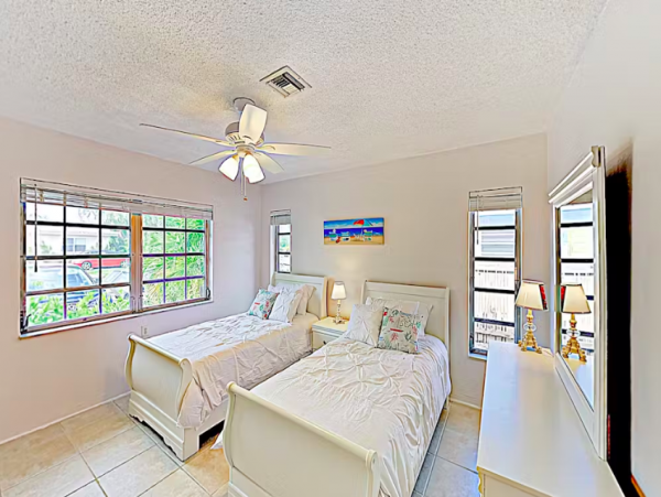 Coastal Apartment with pool and patio, close to beach.