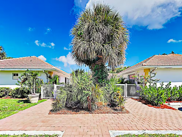 Coastal Apartment with pool and patio, close to beach.
