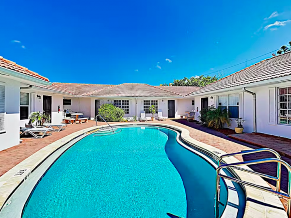 Coastal Apartment with pool and patio, close to beach.