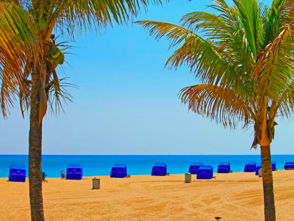 Coastal Apartment with pool and patio, close to beach.