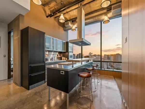 Luxury Penthouse with Views in Honolulu Close to Beach