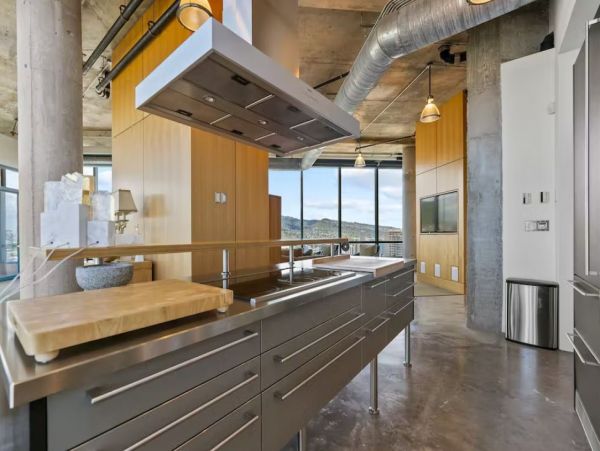 Luxury Penthouse with Views in Honolulu Close to Beach
