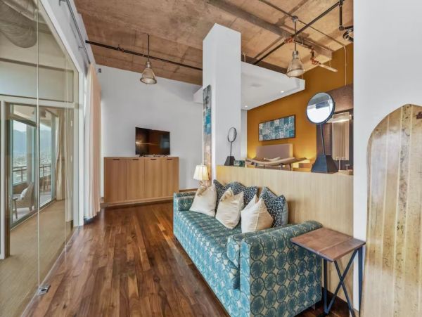 Luxury Penthouse with Views in Honolulu Close to Beach