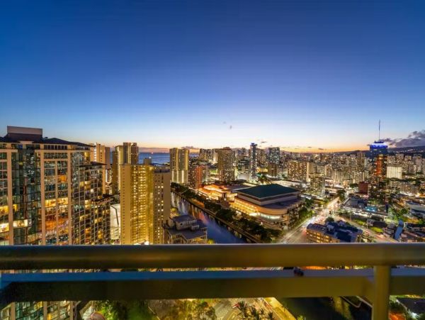 Luxury Penthouse with Views in Honolulu Close to Beach