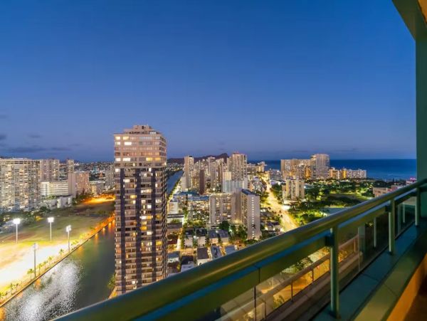 Luxury Penthouse with Views in Honolulu Close to Beach