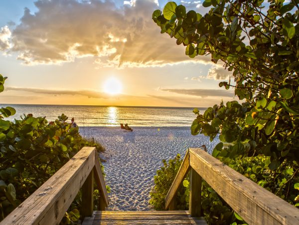 Lovely 2 Bedroom Condo with Lanai Sleeps 4 Guests