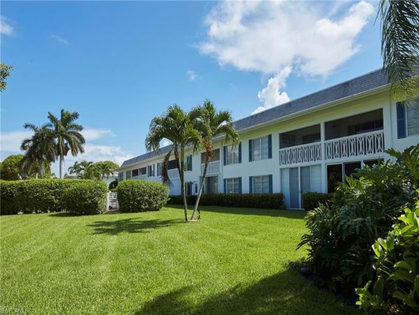 Lovely 2 Bedroom Condo with Lanai Sleeps 4 Guests