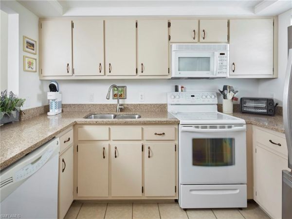 Lovely 2 Bedroom Condo with Lanai Sleeps 4 Guests