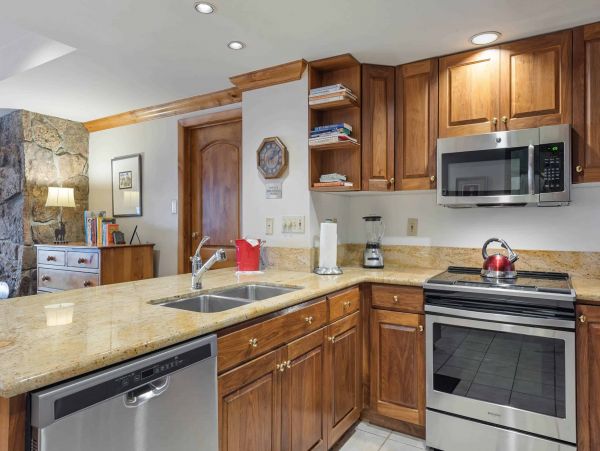 Lovely 2 Bedroom Condo in Vail Steps to Lift