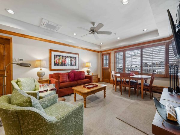 Lovely 2 Bedroom Condo in Vail Steps to Lift
