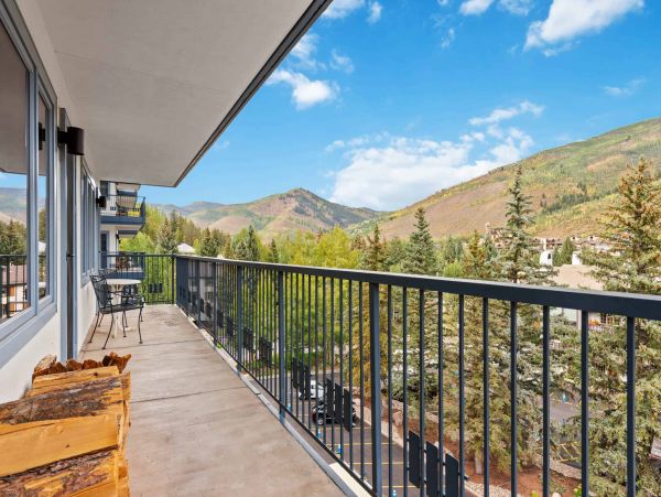 Gorgeous Two Bedroom Condo in Vail Ski in - Ski out